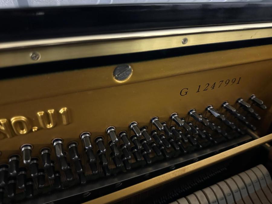 Yamaha U1G upright Piano in Black polyester – Gallery image – Roberts Pianos Oxford