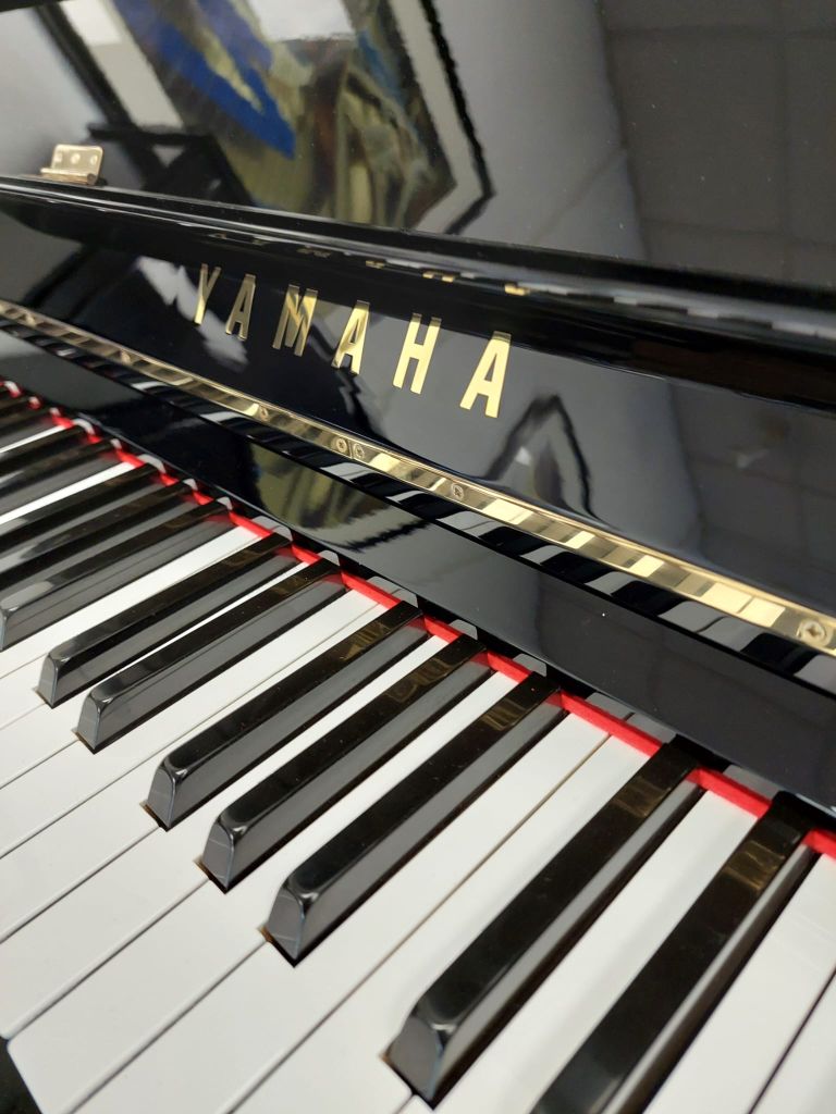 Yamaha U1H upright Piano in Black polyester – Gallery image – Roberts Pianos Oxford