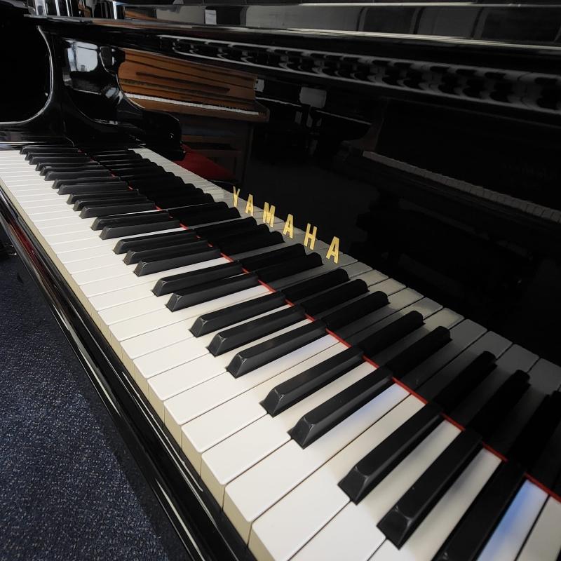 Yamaha G3E grand Piano in black – Gallery image – Roberts Pianos Oxford