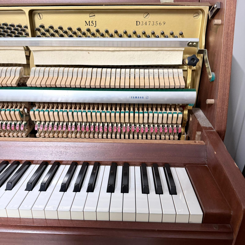 Yamaha M5J upright Piano in Mahogany – Gallery image – Roberts Pianos Oxford