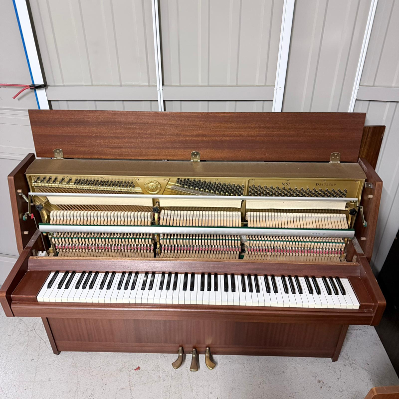 Yamaha M5J upright Piano in Mahogany – Gallery image – Roberts Pianos Oxford