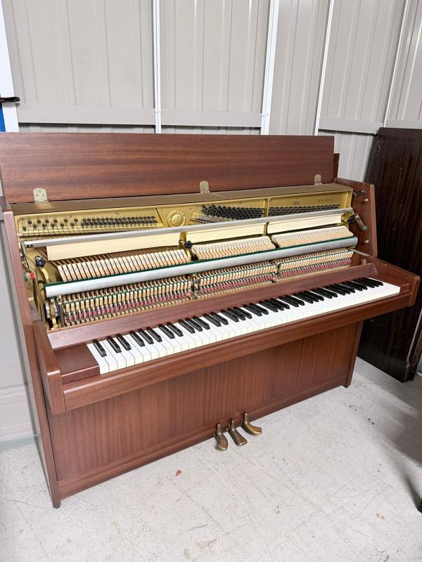 Yamaha M5J upright Piano in Mahogany – Gallery image – Roberts Pianos Oxford