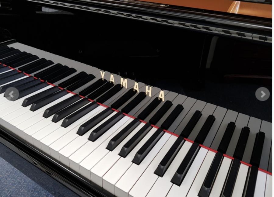 Yamaha S6 grand Piano in black polyester – Gallery image – Roberts Pianos Oxford
