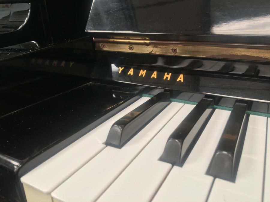 Yamaha U1D upright Piano in black – Gallery image – Roberts Pianos Oxford