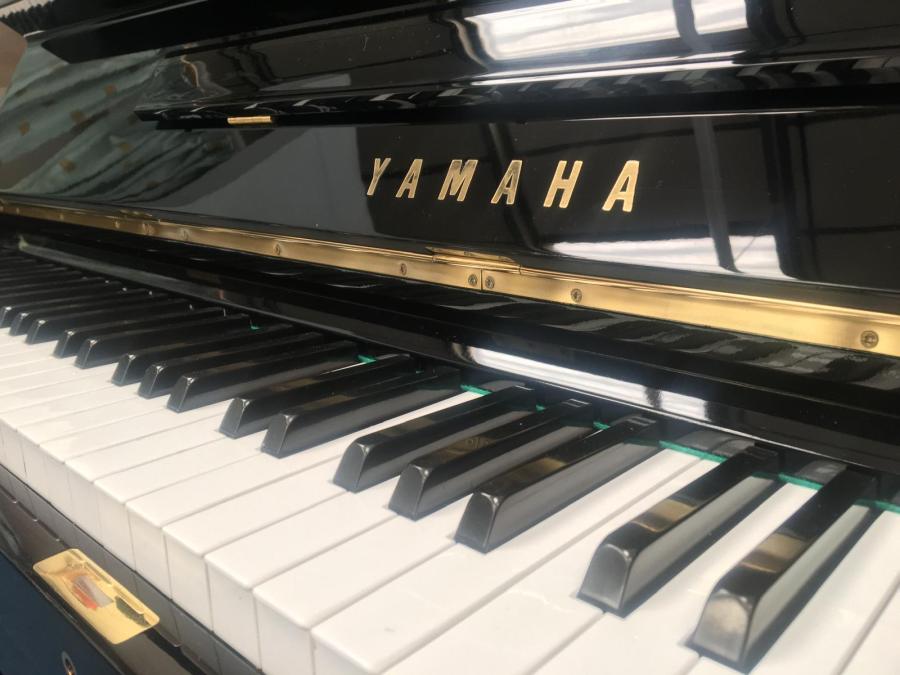 Yamaha U1G upright Piano in Black polyester – Gallery image – Roberts Pianos Oxford