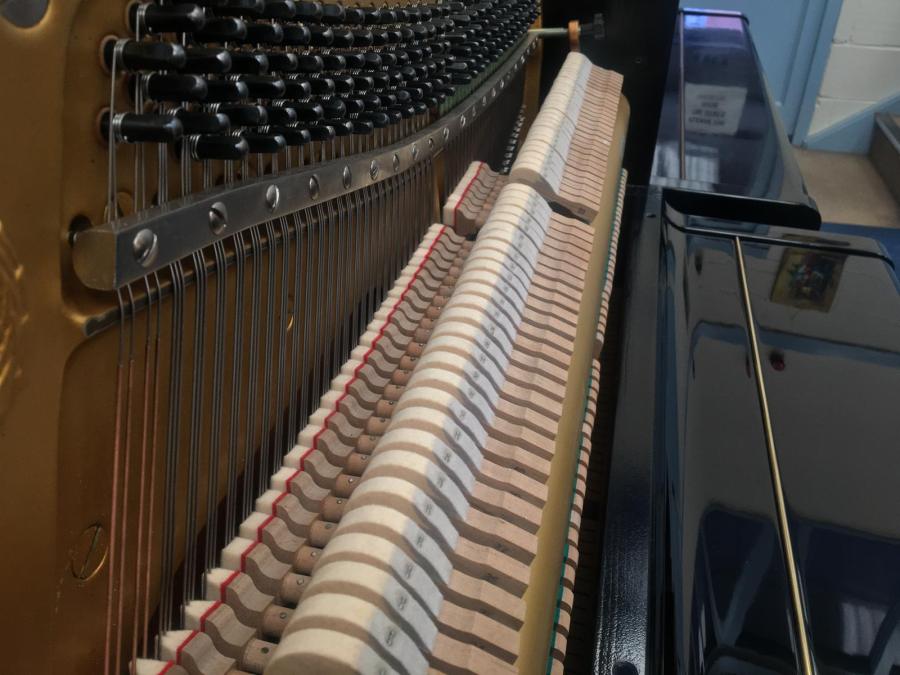 Yamaha U1G upright Piano in Black polyester – Gallery image – Roberts Pianos Oxford