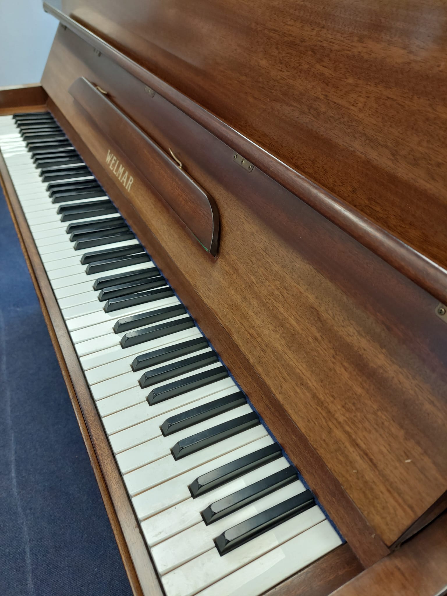 Welmar in Mahogany – Gallery image – Roberts Pianos Oxford