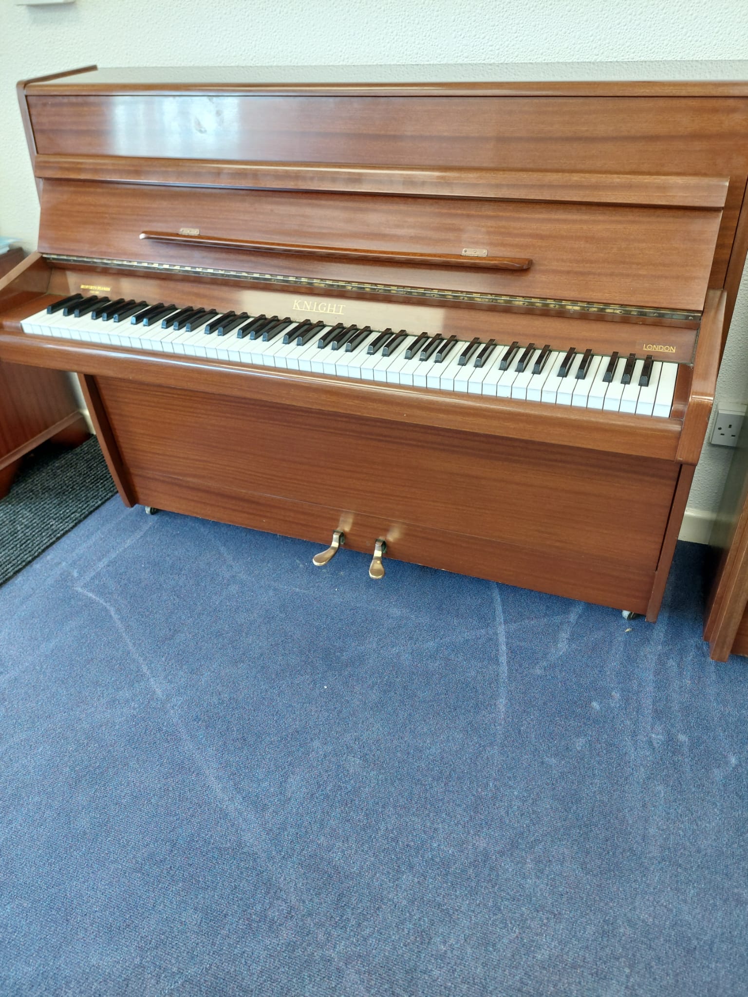 Knight K6 upright Piano in Mahogany – Gallery image – Roberts Pianos Oxford