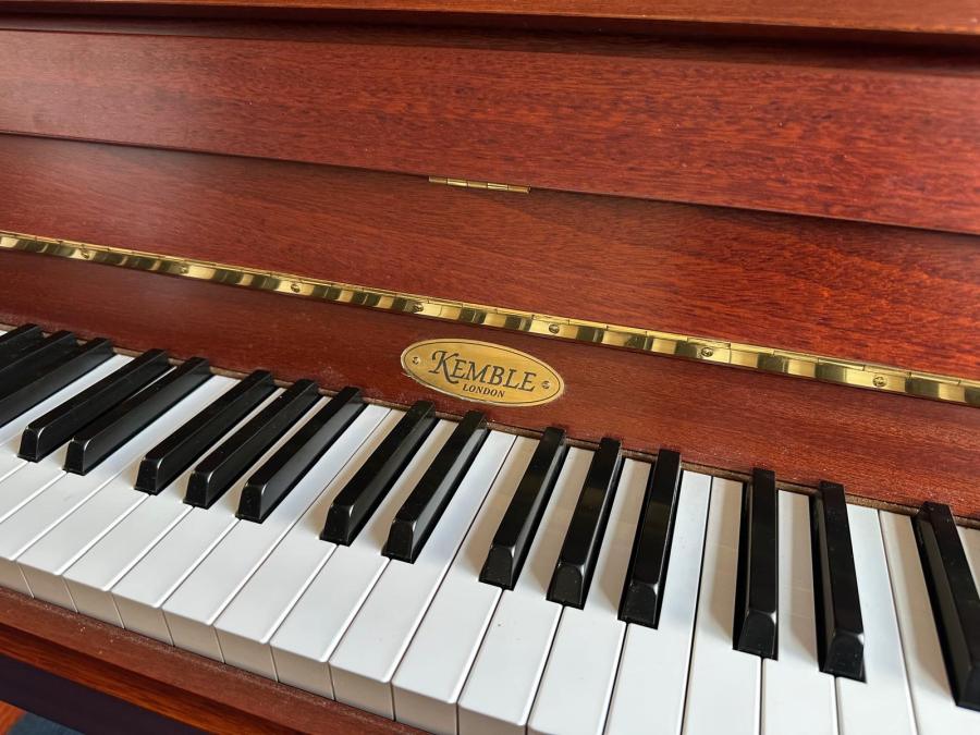 Kemble Oxford upright Piano in mahogany – Gallery image – Roberts Pianos Oxford