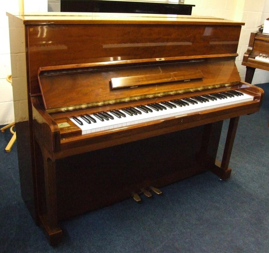Samick upright Piano in walnut polyester – Gallery image – Roberts Pianos Oxford