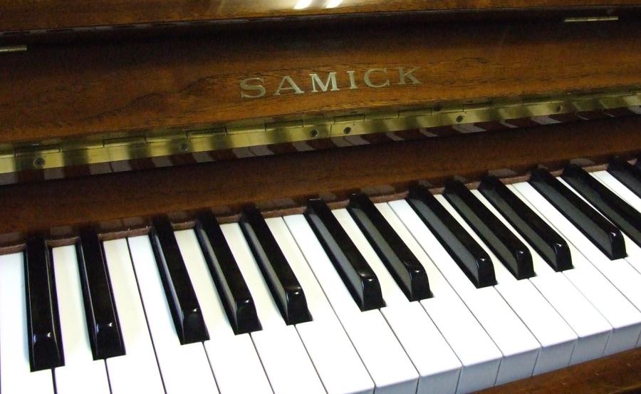 Samick upright Piano in walnut polyester – Gallery image – Roberts Pianos Oxford