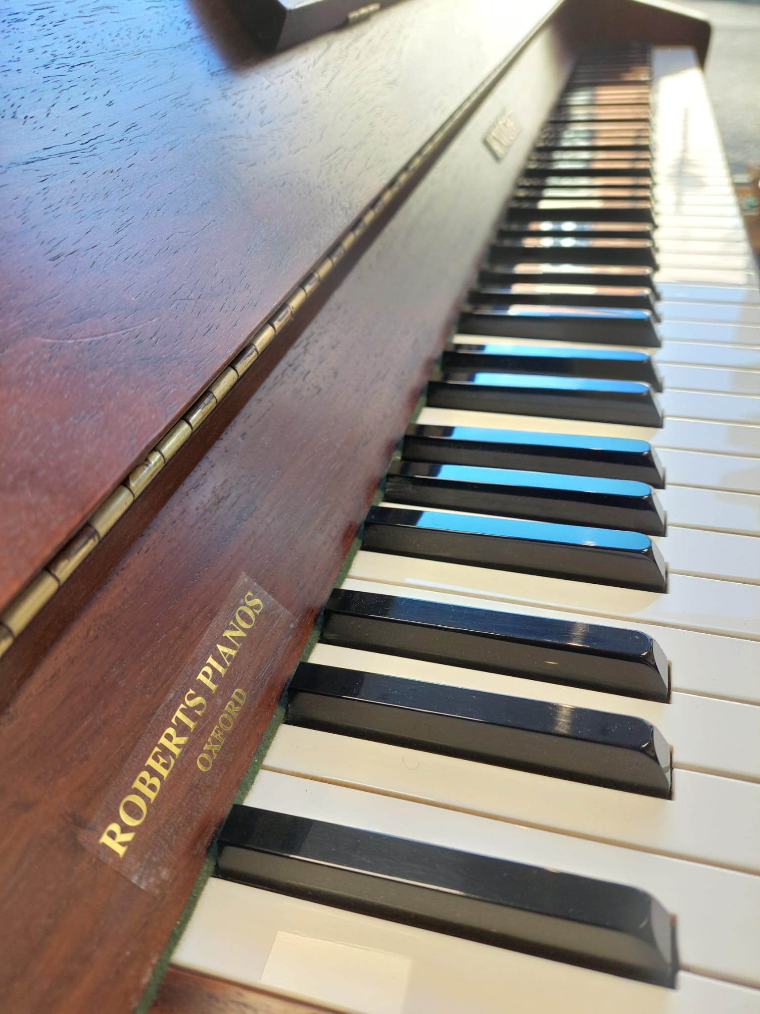 Knight K10 Upright Piano in Mahogany – Gallery image – Roberts Pianos Oxford