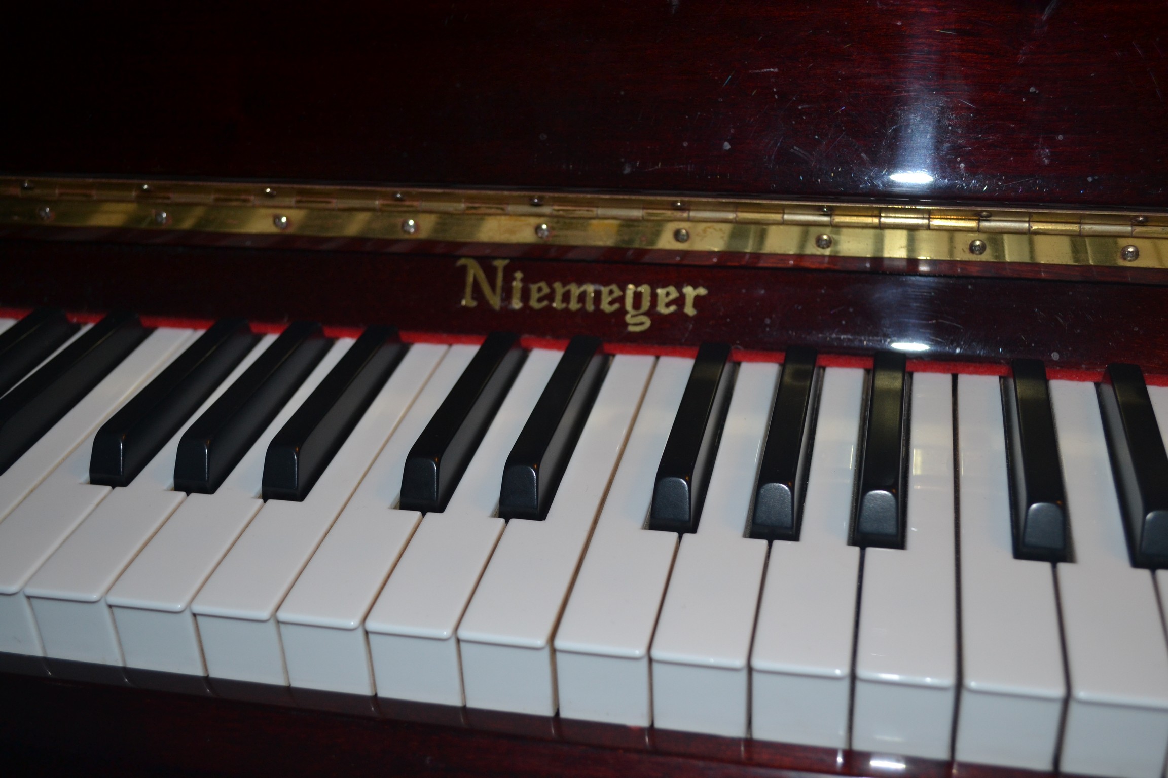 Neimeyer piano logo with keys
