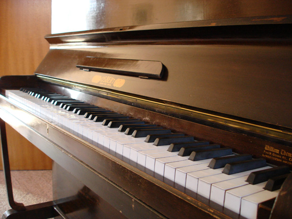 Osbert upright piano in rosewood, side view