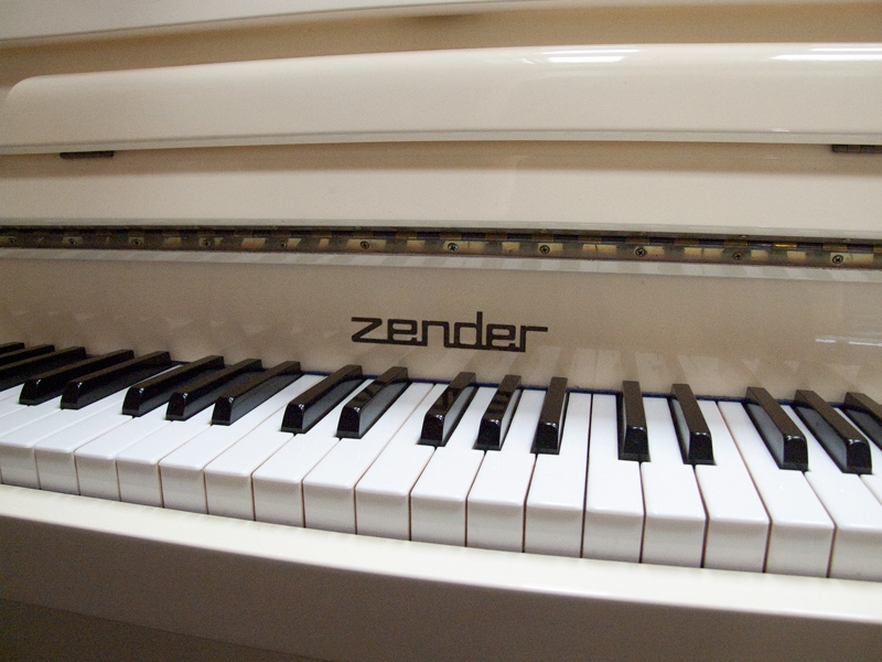 Sold Zender piano