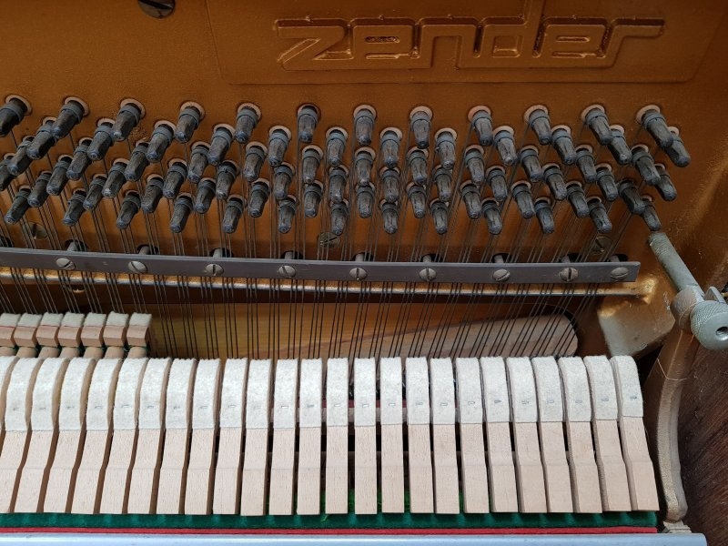 Sold Zender piano
